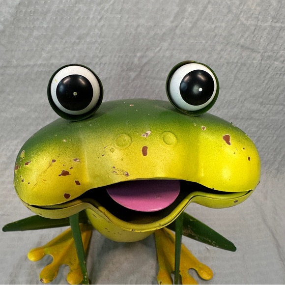 Yard Metal Sculpture Colorful
Green Frog WHIMSICAL Garden
Outdoor Yellow Feet - Picture 4 of 5